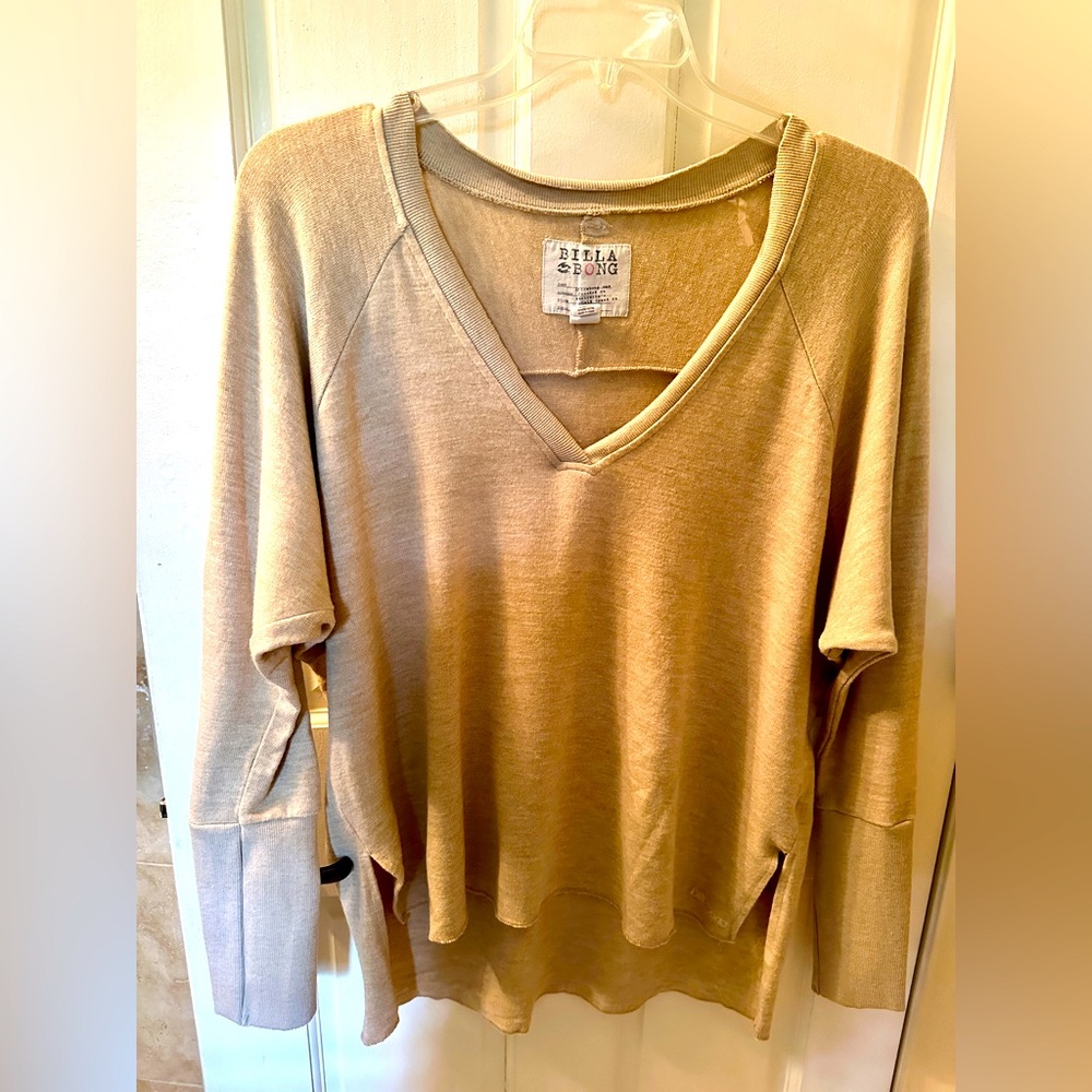 Billabong Oversized Tan V-Neck High/Low Hem Top — Never Worn!